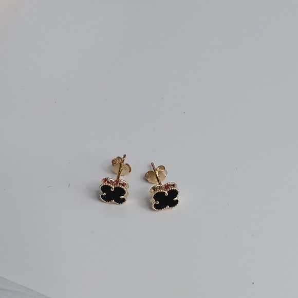 18K Yellow Gold Black Clover Stud Earrings 7mm Flower New Lightweight UNBRANDED - Picture 3 of 11